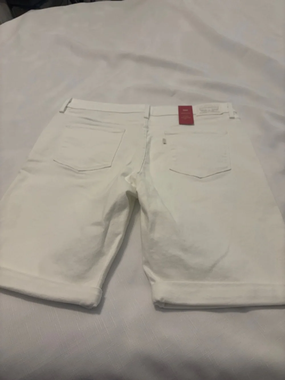 Levi's White Denim Bermuda Shorts - Classic Five-Pocket Style SZ 31 casual NWT - Picture 3 of 9